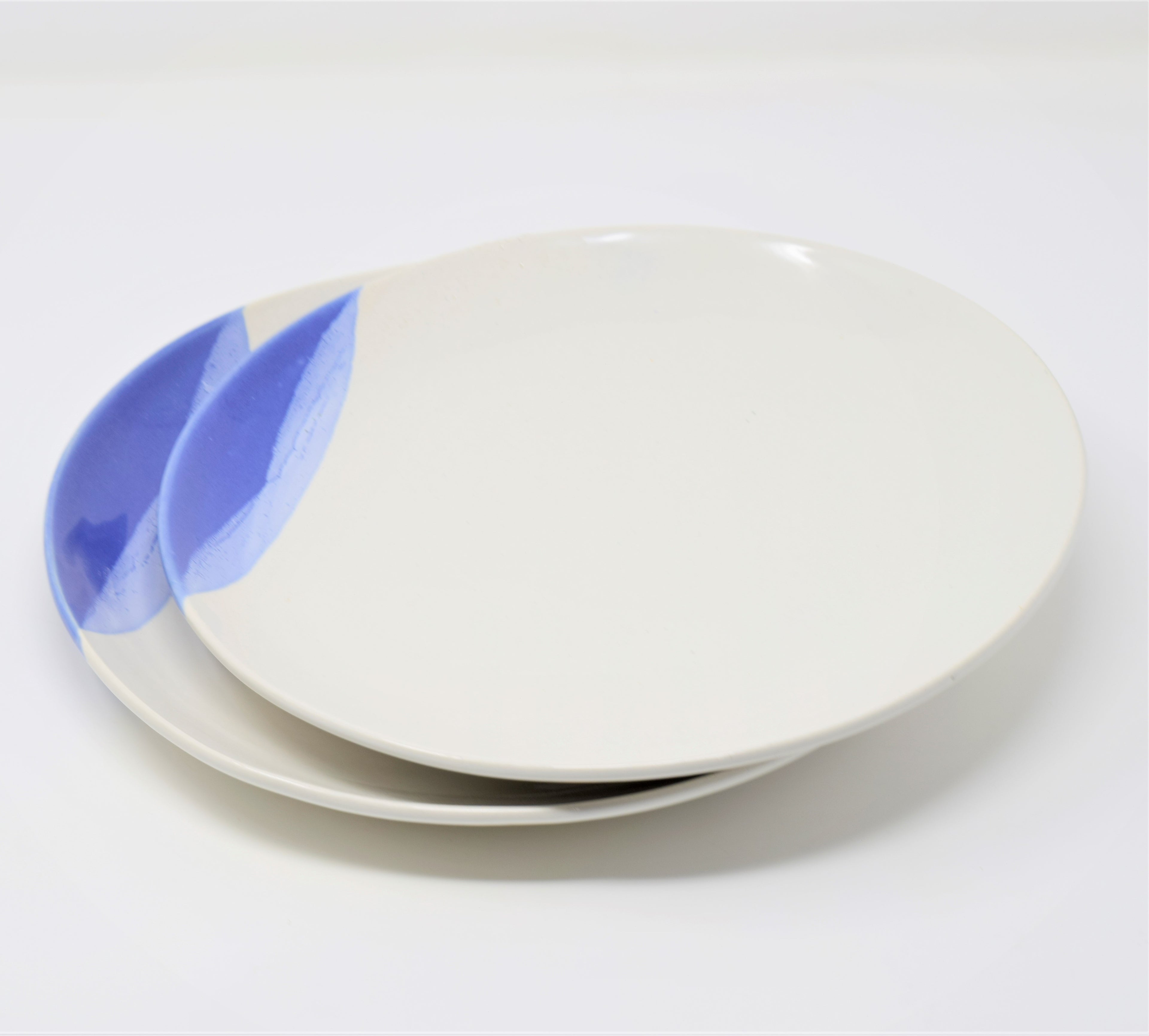 white andblue 10 inch plate
